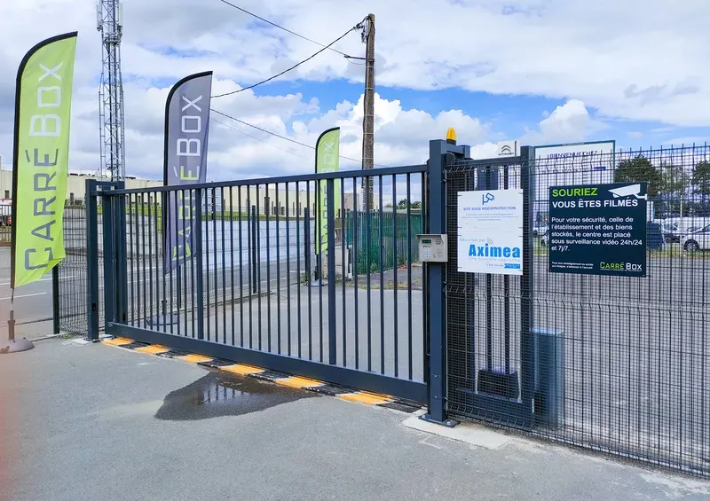 Entrée du portail du centre de stockage Carrébox Roncq-Tourcoing